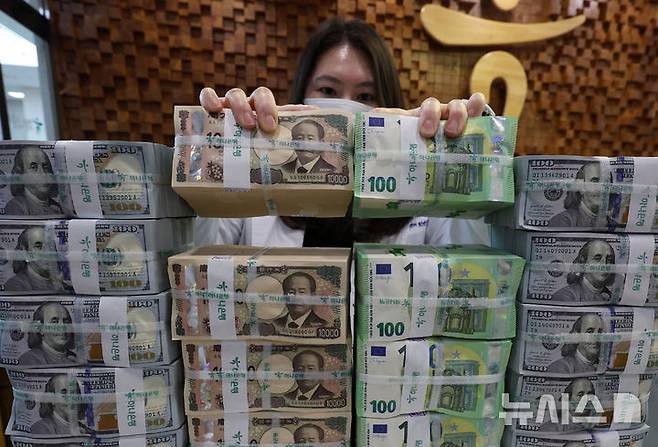 [서울=뉴시스] 이영환 기자 = 31일 오후 서울 중구 하나은행 위변조대응센터에서 직원이 달러, 엔, 유로화를 정리하고 있다. 한국은행이 이날 발표한 2월 거주자외화예금 동향에 따르면 지난 달 국내 거주자 외화 예금은 한 달 전보다 49억1000만 달러 감소한 985억3000만 달러를 기록했다. 거주자 외화 예금은 내국인과 국내 기업, 국내에 6개월 이상 거주한 외국인과 국내에 진출한 외국 기업 등이 국내에 보유하고 있는 외화 예금이다. 엔화예금은 지난 달 말 77억 6000만달러로 전월말 대비 5억 3000만달러 줄었으며 유로화는 41억 6000만달러로 2억 9000만달러 감소했다. 2025.03.31. 20hwan@newsis.com