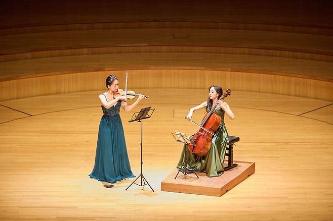 [서울=뉴시스] 지난달 30일 서울 송파구 롯데콘서트홀에서 열린 '인 하우스 아티스트'에서 듀오 무대를 선보이는 첼리스트 최하영(오른쪽)과 바이올리니스트 최송하(사진=롯데문화재단 제공) 2025.05.03. photo@newsis.com *재판매 및 DB 금지