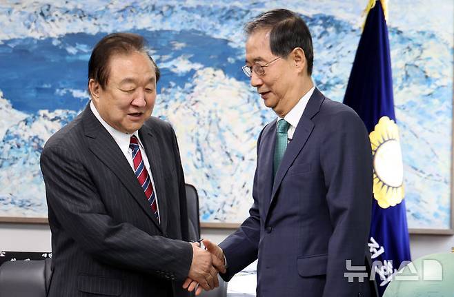 [서울=뉴시스] 추상철 기자 = 대선 출마를 선언한 한덕수 전 국무총리가 3일 오후 서울 영등포구 여의도 국회 헌정기념관에서 정대철 헌정회장과 인사를 하고 있다. 2025.05.03. scchoo@newsis.com