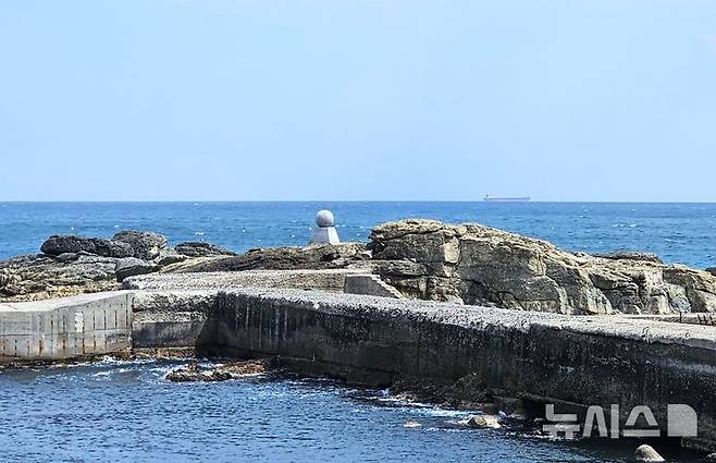 [포항=뉴시스] 송종욱 기자 = 경북 포항시 구룡포 석병리 '대한민국 동쪽 땅끝'이 일반인에게 개방돼 지역 주요 관광 명소로 급부상할 전망이다. 포항시는 지난 2007년 '대한민국 동쪽 땅끝'이란 표지석을 세웠으나 땅끝이 양식장과 인접해, 안전사고 우려 등으로 접근을 막았다. 지난달 30일 포항시와 양식장 대표가 18년 만에 극적으로 일반인 개방을 합의했다. 사진은 '대한민국 동쪽 땅끝' 표지석 모습. 2025.05.03. photo@newsis.com