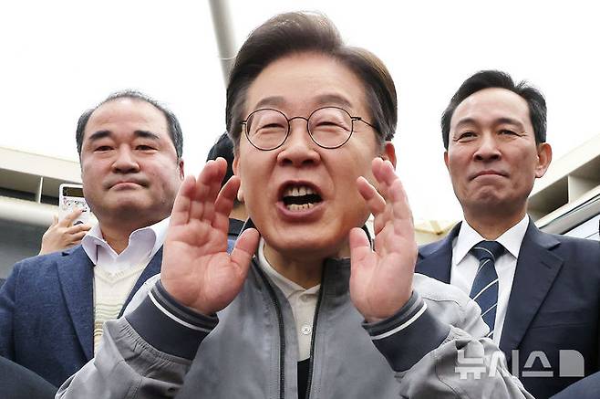 [속초=뉴시스] 조성우 기자 = 민심을 청취하는 '경청 투어'에 나선 이재명 더불어민주당 대선후보가 3일 강원도 속초중앙시장에서 상인 및 주민들에게 인사하고 있다. 2025.05.03. xconfind@newsis.com