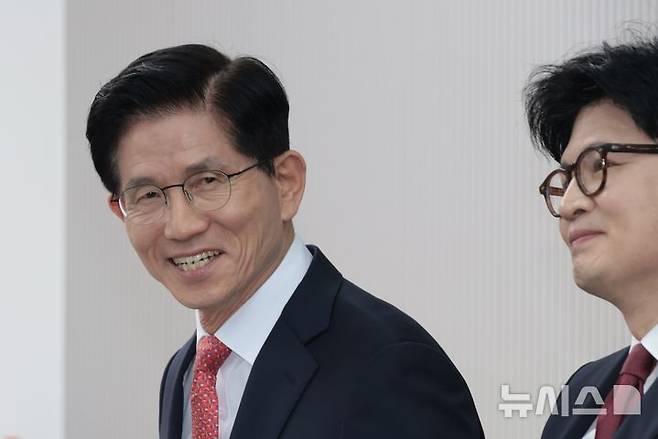 [서울=뉴시스] 국회사진기자단= 김문수 국민의힘 대선 경선 후보가 29일 오후 서울 여의도 중앙당사에서 열린 제21대 대통령후보자 선출을 위한 3차 경선 진출자 발표에서 미소를 짓고 있다.2025.04.29. photo@newsis.com