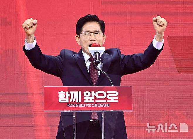 [고양=뉴시스] 고승민 기자 = 3일 경기 고양 킨텍스에서 열린 국민의힘 대선 후보 선출 전당대회에서 대선 후보로 선출된 김문수 후보가 수락연설을 하고 있다. (공동취재) 2025.05.03. photo@newsis.com