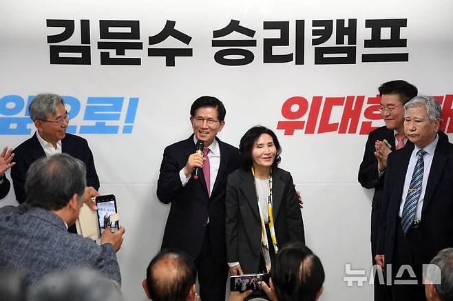 [서울=뉴시스] 고승민 기자 = 김문수 국민의힘 대선 경선 후보가 17일 오후 서울 여의도 대하빌딩에서 열린 선거사무소 개소식에서 부인 설난영 씨를 소개하고 있다. (공동취재) 2025.04.17. photo@newsis.com