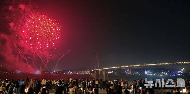 [여주=뉴시스]불꽃놀이(사진=여주세종문화관광재단 제공)2025.05.03.photo@newsis.com