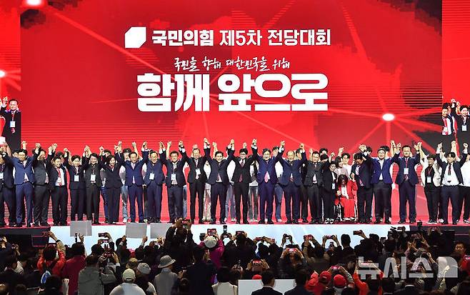 [고양=뉴시스] 국회사진기자단 = 국민의힘 대선 후보로 선출된 김문수 후보가 3일 경기 고양 킨텍스에서 열린 국민의힘 대선 후보 선출 전당대회에서 권영세 비대위원장, 권성동 원내대표 등 참석자와 기념촬영을 하고 있다. 2025.05.03. photo@newsis.com