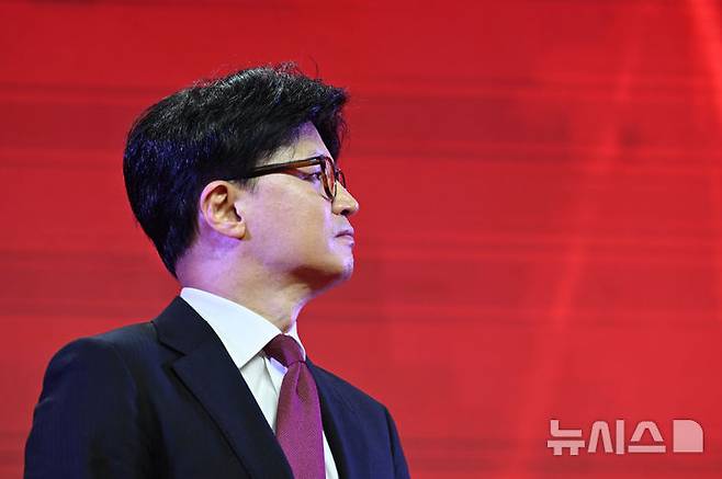 [고양=뉴시스] 고승민 기자 = 3일 경기 고양 킨텍스에서 열린 국민의힘 대선 후보 선출 전당대회에서 최종 탈락한 한동훈 후보가 아쉬운 표정을 짓고 있다. (공동취재) 2025.05.03. photo@newsis.com