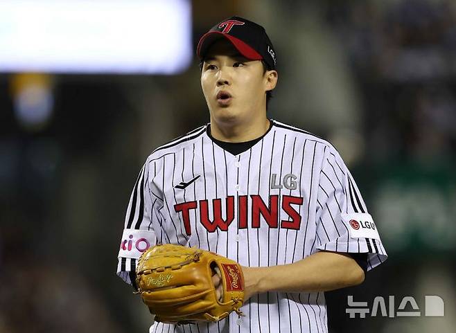 [서울=뉴시스] 고범준 기자 = 16일 서울 송파구 잠실야구장에서 열린 2025 KBO리그 삼성 라이온즈와 LG 트윈스의 경기, 6회초를 마친 LG 선발 임찬규가 덕아웃을 향하고 있다. 2025.04.16. bjko@newsis.com