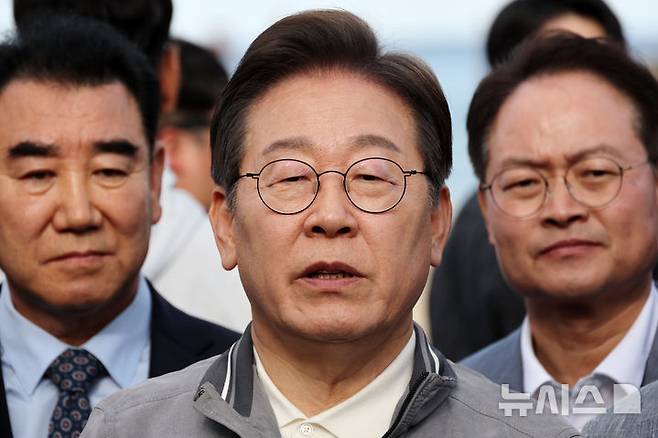 [삼척=뉴시스] 조성우 기자 = 민심을 청취하는 '경청 투어'에 나선 이재명 더불어민주당 대선후보가 3일 강원도 삼척시 삼척해수욕장 인근에서 주민과 관광객들을 만난 뒤 백브리핑을 하고 있다. 2025.05.03. xconfind@newsis.com