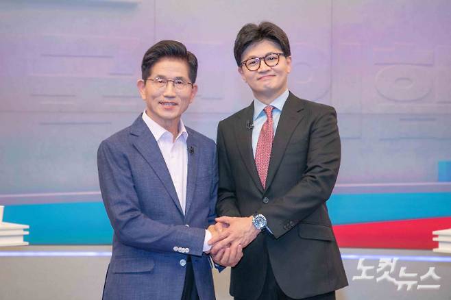 2025년 4월 30일 오후 서울 중구 TV조선에서 국민의힘 제21대 대통령선거 경선 결선투표에 진출한 김문수(왼쪽) 한동훈 후보가 TV토론에 앞서 스튜디오에서 자세를 취하고 있다. 국회사진취재단