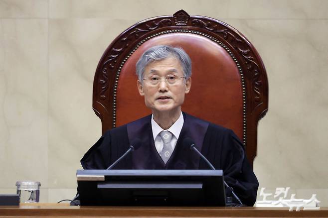 조희대 대법원장이 1일 오후 더불어민주당 이재명 대선 후보의 공직선거법 사건 전원합의체 선고를 위해 서울 서초구 대법원 대법정에 입장해 장내 정돈을 선언하고 있다. 사진공동취재단