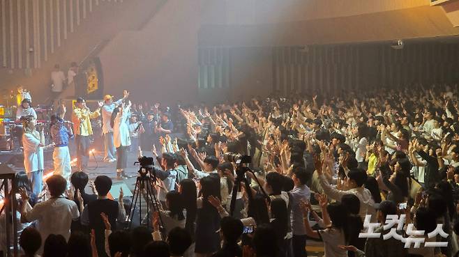 예람워십의 열정적인 찬양 인도를 따라 예배 참석자들이 손을 들고 찬양과 기도를 올리고 있다. 최창민 기자