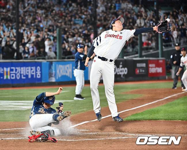 [OSEN=부산, 이석우 기자] 2일 부산 사직야구장에서 2025 신한 SOL 뱅크 KBO 리그 롯데 자이언츠와 NC 다이노스의 경기가 열렸다. 홈팀 롯데는 나균안, 방문팀 NC는 최성영이 선발 출전했다.NC 다이노스 박민우가 8회초 2사 만루 롯데 자이언츠 김원중의 폭투때 득점을 올리고 있다. 2025.05.02 / foto0307@osen.co.kr