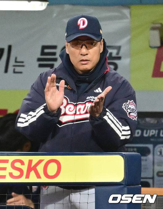 [OSEN=대구, 김성락 기자] 2일 대구 삼성라이온즈파크에서 '2025 신한 SOL Bank KBO리그' 삼성 라이온즈와 두산 베어스의 경기가 열렸다. 홈팀 삼성은 후라도, 두산은 잭로그를 선발로 내세웠다. 3회초 2사 1, 2루 두산 김재환이 역전 1타점 적시타 때 삼성 이승엽 감독이 기뻐하고 있다. 2025.05.02 / ksl0919@osen.co.kr