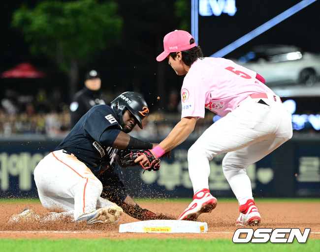 [OSEN=광주, 지형준 기자]6회초 무사 2루에서 한화 플로리얼이 문현빈의 유격수 땅볼에 3루에서 KIA 김도영에 태그아웃 당하고 있다. 2025.05.02 /jpnews@osen.co.kr