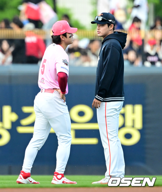 [OSEN=광주, 지형준 기자] 지난 2일 광주 경기에 앞서 한화 문동주가 KIA 김도영과 인사를 나누고 있다. 2025.05.02 /jpnews@osen.co.kr