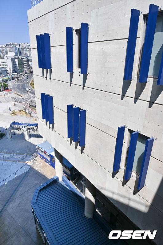 [OSEN=창원, 이석우 기자] 지난달 29일 LG 트윈스와 NC 다이노스와의 경기 중 3루 내야석 매점 부근 약 4층 높이에 있던 알루미늄 '루버'가 떨어져 관중이 사망하는 사고가 발생했다. 해당 사고의 여파로 지난 30일 LG와 NC의 경기는 즉각 취소됐고, 1일부터 3일까지 열리는 SSG 랜더스와의 경기는 3연전을 모두 취소했다. 또한 피해자 애도를 위해 1일 모든 경기는 전면 취소됐다. 관계자들이 창원NC파크 안전 점검을 이틀 동안 진행한다. 사진은 창원NC파크 사고 현장. 2025.04.01 / foto0307@osen.co.kr