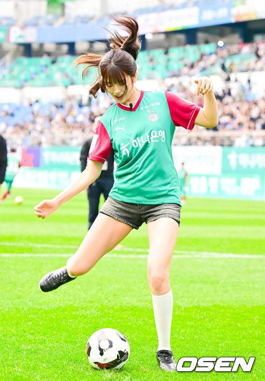 [OSEN=대전, 김성락 기자] 3일 오후 대전 유성구 대전월드컵경기장에서 ‘하나은행 K리그1 2025’ 11라운드 대전 하나 시티즌과 FC 안양의 경기가 열렸다. 대전은 7승 2무 2패로 리그 1위를, 안양은 5승 0무 6패로 리그 6위를 기록하고 있다. 경기 시작에 앞서 아이브 안유진이 시축을 하고 있다. 2025.05.03 / ksl0919@osen.co.kr