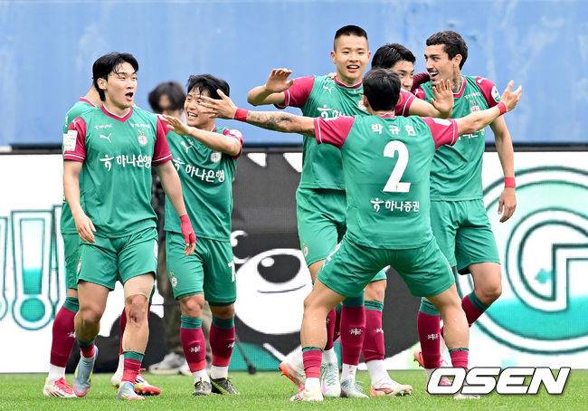 [OSEN=대전, 김성락 기자] 3일 오후 대전 유성구 대전월드컵경기장에서 ‘하나은행 K리그1 2025’ 11라운드 대전 하나 시티즌과 FC 안양의 경기가 열렸다. 대전은 7승 2무 2패로 리그 1위를, 안양은 5승 0무 6패로 리그 6위를 기록하고 있다. 전반 대전 김현오가 선제골을 넣은 뒤 동료 선수들과 기쁨을 나누고 있다. 2025.05.03 / ksl0919@osen.co.kr