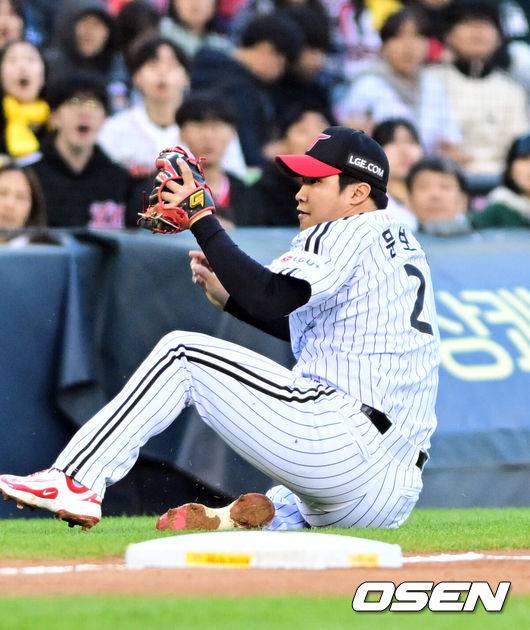 [OSEN=잠실, 조은정 기자3일 오후 서울 잠실구장에서 ‘2025 신한 SOL BANK KBO리그’ LG 트윈스와 SSG 랜더스의 경기가 열렸다.이날 경기에 홈팀 LG는 임찬규를 방문팀 SSG은 김광현을 선발로 내세웠다.7회초 1사 1,2루 LG 문보경이 SSG 김성현의 내야안타 타구를 포구하고 있다. 2025.05.03 /cej@osen.co.kr
