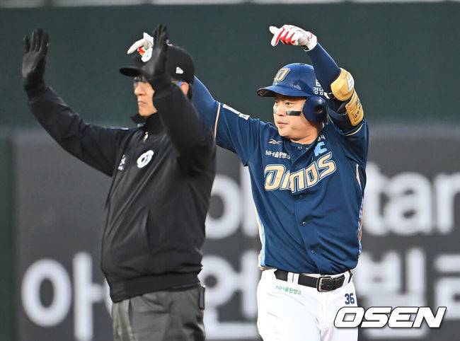 [OSEN=부산, 이석우 기자] 3일 부산 사직야구장에서 2025 신한 SOL 뱅크 KBO 리그 롯데 자이언츠와 NC 다이노스의 경기가 열렸다. 홈팀 롯데는 박진, 방문팀 NC는 신민혁이 선발 출전했다.NC 다이노스 권희동이 6회초 무사 1,3루 우중간 2타점 2루타를 치고 세리머니를 하고 있다. 2025.05.03 / foto0307@osen.co.kr