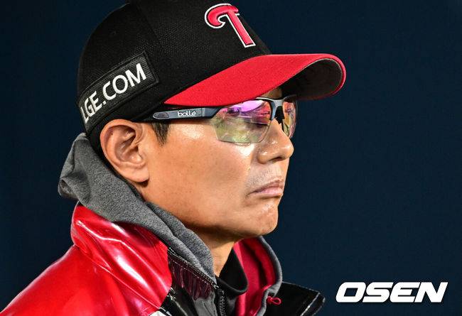 [OSEN=잠실, 조은정 기자3일 오후 서울 잠실구장에서 ‘2025 신한 SOL BANK KBO리그’ LG 트윈스와 SSG 랜더스의 경기가 열렸다.이날 경기에 홈팀 LG는 임찬규를 방문팀 SSG은 김광현을 선발로 내세웠다.LG 염경엽 감독이 경기를 지켜보고 있다. 2025.05.03 /cej@osen.co.kr