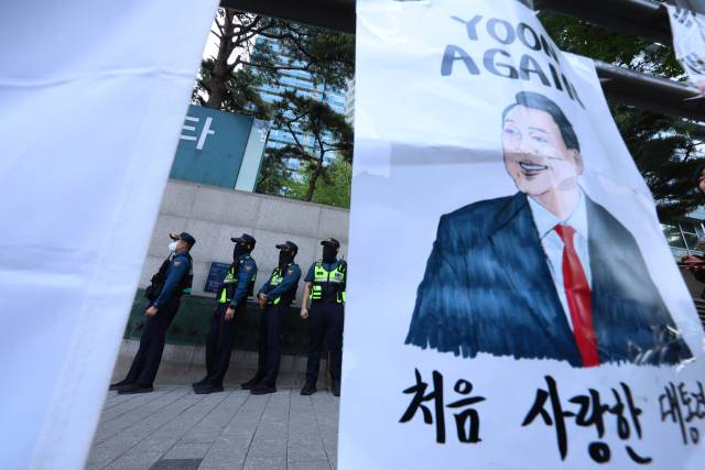 ▲ 검찰은 4월 30일 윤석열 전 대통령 부부와 건진법사 전성배 씨 의혹을 수사하기 위해 윤 전 대통령 사저에 대한 압수수색을 진행했다. ⓒ연합뉴스