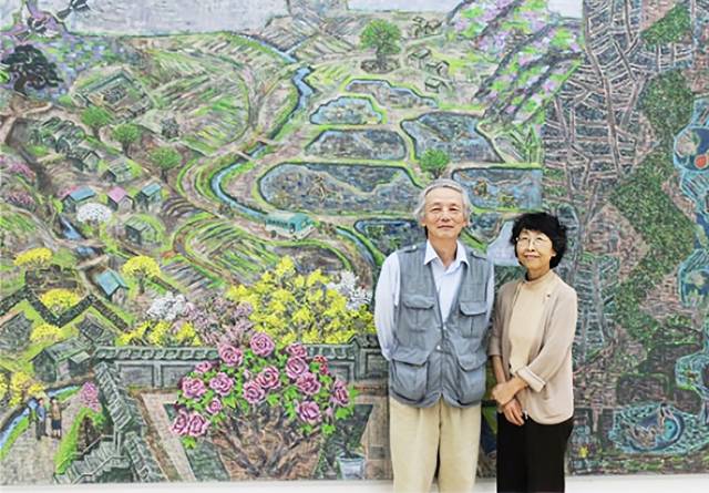 ▲ <묵안리의 봄> 앞의 민정기 화백 부부. ⓒ민정기