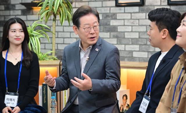 ▲더불어민주당 이재명 대선 후보가 30일 오후 서울 구로구의 한 스튜디오에서 열린 '슬기로운 퇴근생활' 직장인 간담회에서 직장인들의 고충을 듣고 답변하고 있다. ⓒ연합뉴스