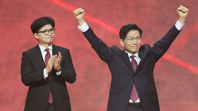 국민의힘 대선 후보로 선출된 김문수 후보(오른쪽)가 3일 경기 고양시 킨텍스에서 열린 국민의힘 전당대회에서 인사하고 있다. (사진=연합뉴스)