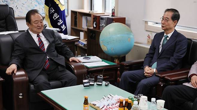 3일 서울 여의도 국회 헌정기념관을 찾은 한덕수 전 국무총리가 발언하고 있다. 왼쪽은 정대철 헌정회장. (사진=연합뉴스)