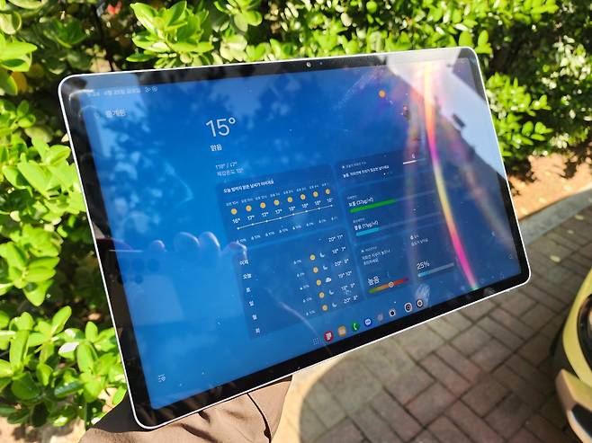 밝은 야외에서&nbsp;갤럭시탭 S10 FE+를 켠 모습. 강한 햇빛 아래서도 화면을 선명하게 볼 수 있다. 이동수 기자