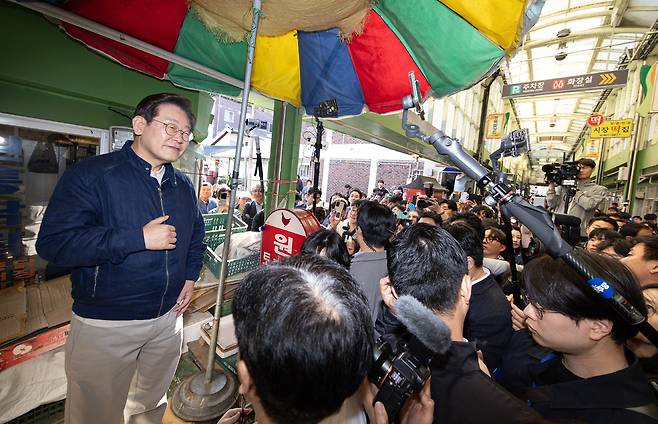 '골목골목 경청투어 : 접경벨트편'에 나선 이재명 더불어민주당 대통령 후보가 2일 오후 강원 인제군 북면 원통시장에서 시민들을 향해 발언하고 있다.&nbsp; &nbsp;뉴스1