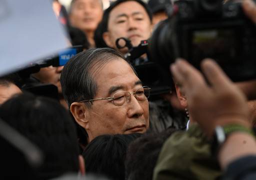 한덕수 전 국무총리가 2일 대통령 선거 출마를 선언한 뒤 광주 북구 국립5·18민주묘지 참배를 위해 들어서고 있으나 시민사회단체에 가로막혀 들어서지 못하고 있다. 뉴시스