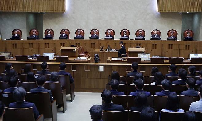 조희대 대법원장을 비롯한 대법관들이 1일 더불어민주당 이재명 대선 후보의 선거법 위반 사건 상고심 선고를 위해 대법원 대법정에 입장해 자리에 앉아 있다. 사진공동취재단