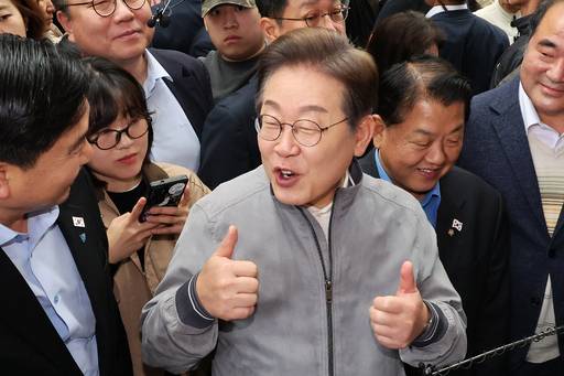 ‘경청 투어’에 나선 더불어민주당 이재명 대선후보가 3일 강원도 속초중앙시장에서 초콜릿을 맛보고 엄지손가락을 치켜 세우고 있다. 뉴시스