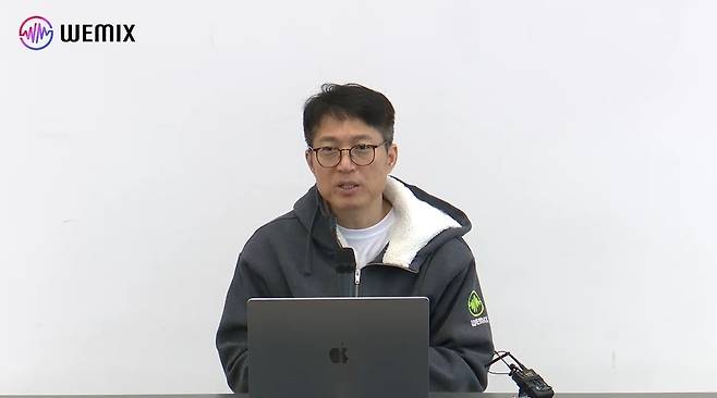 국내 거래소에서 두 번째 거래지원 중지(상장폐지) 조치를 받은 위믹스(WEMIX) 재단의 김석환 대표가 3일 경기 성남시 판교역 테크1타워에서 열린 긴급 기자 간담회에서 전날 디지털자산거래소 공동협의체(DAXA) 결정 등에 대해 발언하고 있다. 위믹스 유튜브 채널 영상 캡처