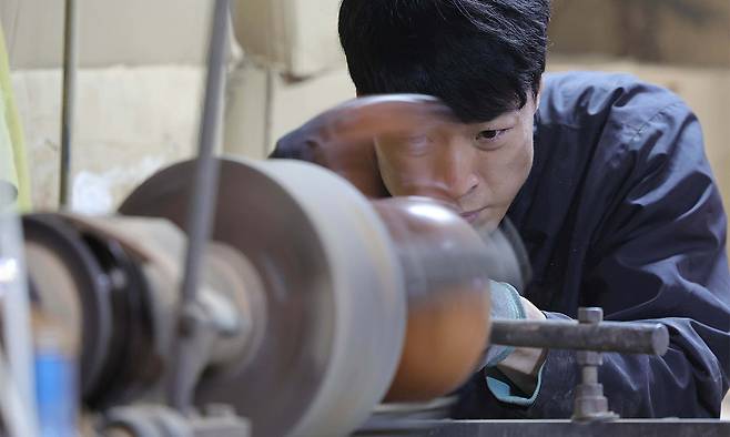 ③ 목탁 소리에 제일 중요한 속을 파내고 있다.