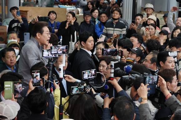 더불어민주당 이재명 대선 후보가 ‘골목골목 경청투어’ 사흘째인 3일 강원도 양양군 양양시장에서 도민들에게 지지를 호소하고 있다. 2025.5.3 연합뉴스