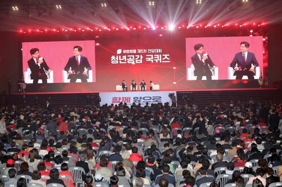 ‘청년공감 국퀴즈’ - 국민의힘 한동훈·김문수 대선 경선 후보가 3일 경기 고양시 킨텍스에서 열린 국민의힘 최종 대선 후보 선출을 위한 전당대회에서 퀴즈를 풀고 있다. 연합뉴스