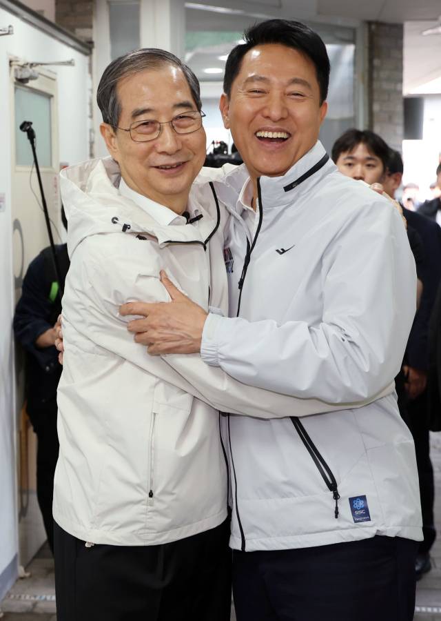 한덕수 전 국무총리가 2일 서울 종로구 주민공동시설 '새뜰집' 온기창고에서 오세훈 서울시장과 만나 포옹을 하고 있다. 연합뉴스
