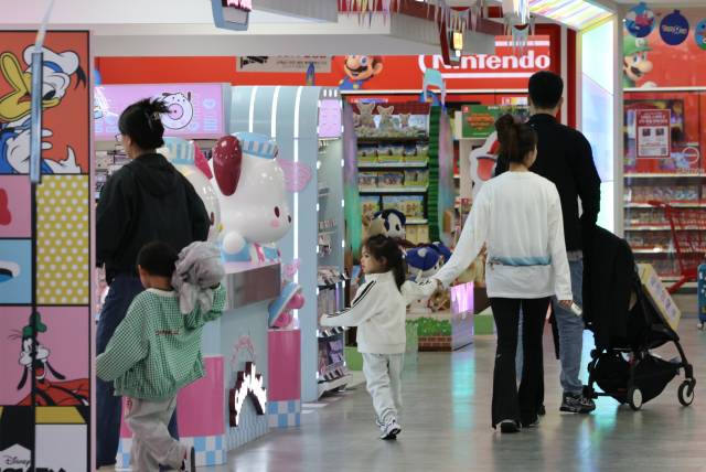 어린이날을 앞두고 서울 한 대형마트 완구 코너에서 시민들이 장난감을 보고 있다. 연합뉴스