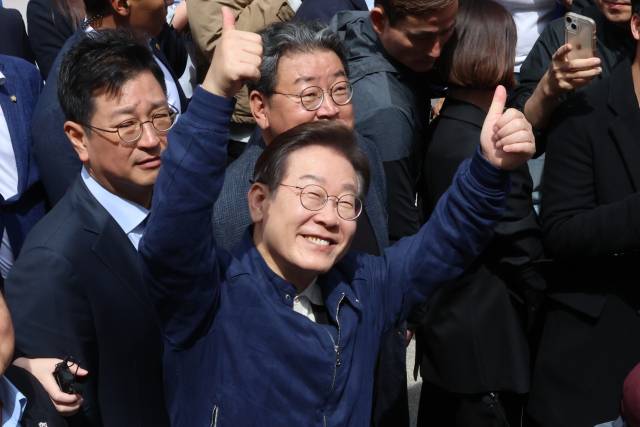 이재명 더불어민주당 대선 후보가 '골목골목 경청투어' 접경지역 방문 이틀째인 2일 강원도 화천군 중앙로 거리에서 지지자들을 향해 엄지 손가락을 치켜들며 인사하고 있다. 화천 = 연합뉴스