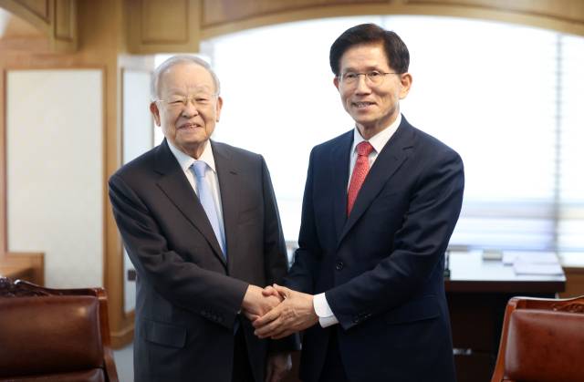 김문수 국민의힘 대선 후보가 지난달 15일 서울 마포구 한국경영자총협회에서 손경식 경총 회장과 악수하고 있다. 연합뉴스