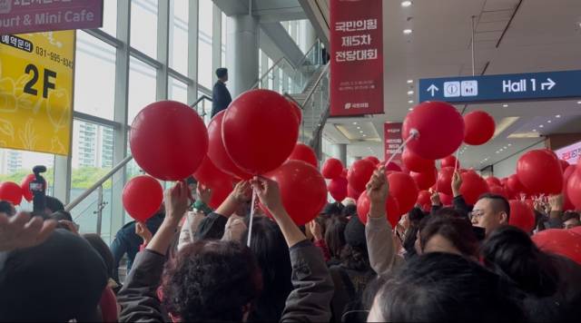 한 후보 지지자들이 3일 경기 고양시 킨텍스에서 빨간색 풍선을 들고 한 후보를 기다리고 있다. 마가연 견습기자