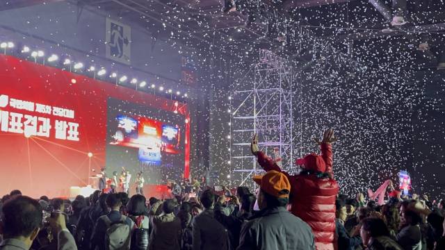 3일 경기 고양시 킨텍스에서 열린 국민의힘 전당대회에서 김 후보가 최종 대선 후보로 결정되자 지지자들이 기뻐하고 있다. 마가연 견습기자