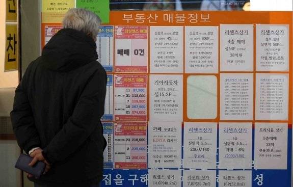 2월 말 서울 송파구 아파트 단지 상가 내 공인중개사 사무소에 매물이 안내되고 있다. 서울시의 토지거래허가구역 해제 이후 잠실·삼성·대치·청담(이른바 잠삼대청) 아파트 가격이 가파르게 상승했다. 뉴시스