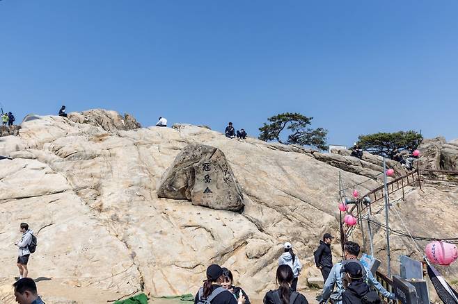 봄날의 관악산 정상. 가벼운 하이킹부터 본격 산행까지 다양한 재미를 즐길 수 있는 서울의 도심등산관광 명소다    사진제공｜서울관광재단