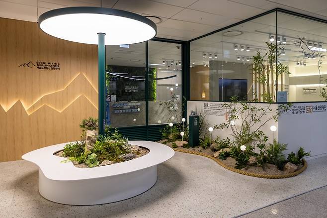 서울 등산관광센터 관악산점 입구. 지하철 신림선 관악산역  1번 출구로 들어오면 바로 눈에 띤다      사진제공｜서울관광재단