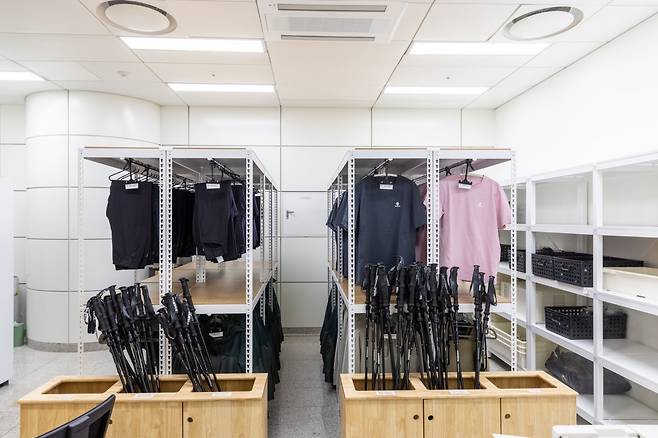 서울관광재단이 운영하는 서울 등산관광센터 관악산센터의  대여 등산장비들. 외국인 관광객을 대상으로 등산화, 등산복, 스틱, 배낭 등을 저렴한 비용으로 대여한다           사진제공｜서울관광재단